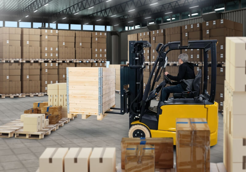 Akumulatorowy wózek podnośnikowy podczas operacji realizowanych w magazynie - get-a-truck.pl