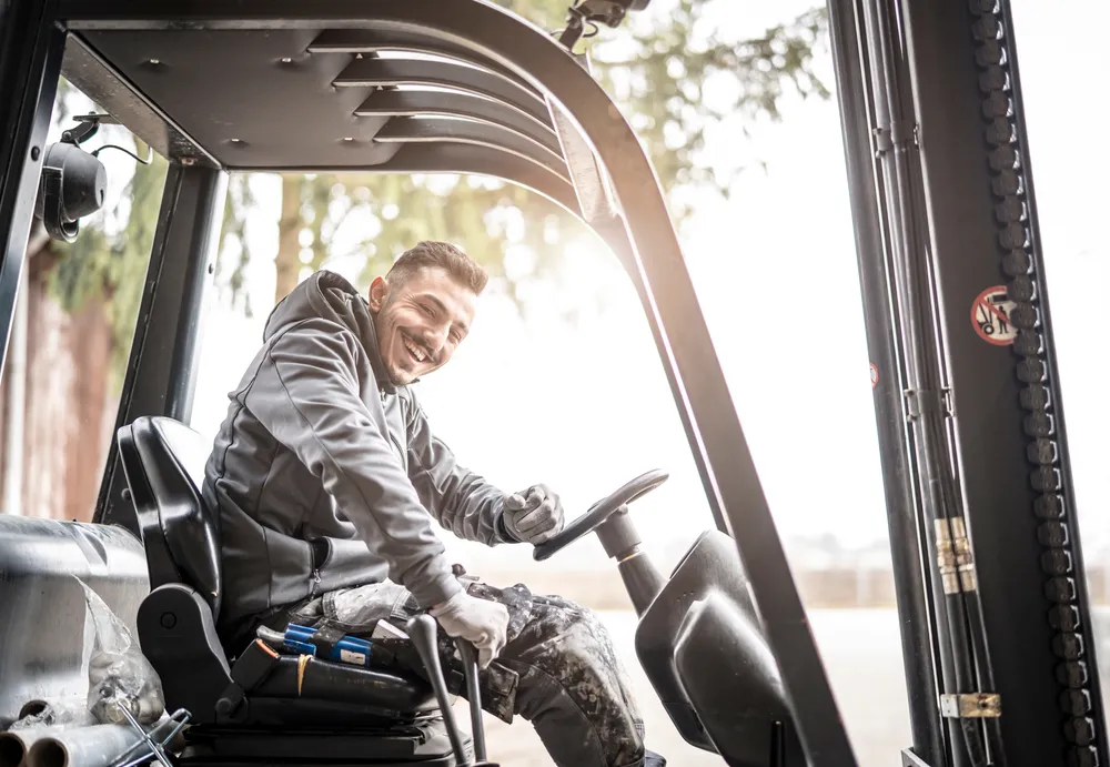 Praca operatora wózka widłowego - na czym polega | Get-a-truck.pl