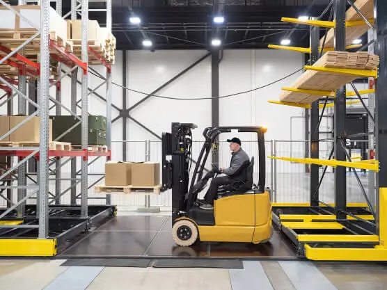 Wózek widłowy podczas pracy w magazynie - get-a-truck.pl