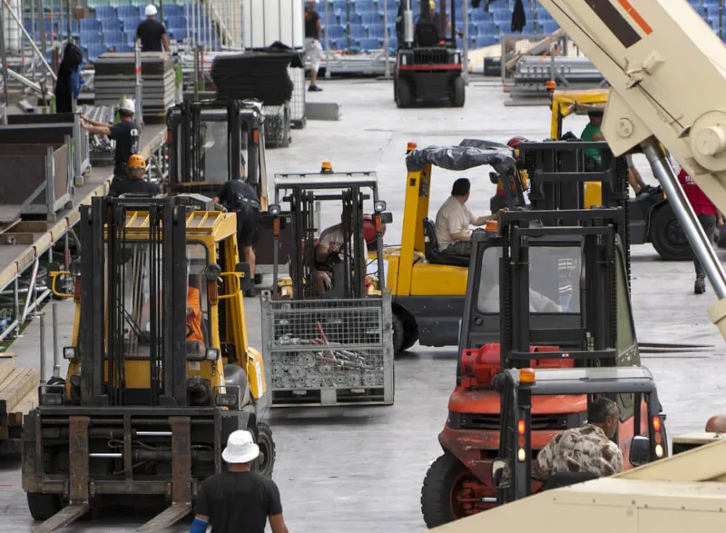 Różne rodzaje wózków widłowych podczas pracy - get-a-truck.pl
