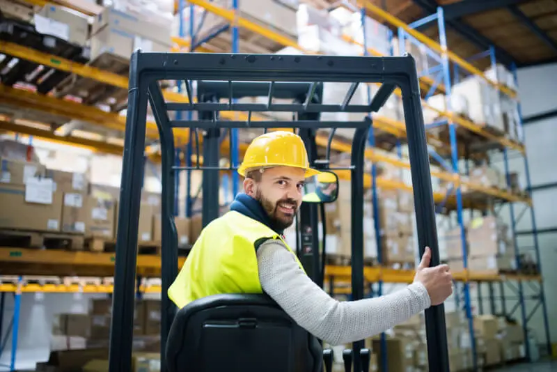 Operator obsługujący wózek widłowy - get-a-truck.pl