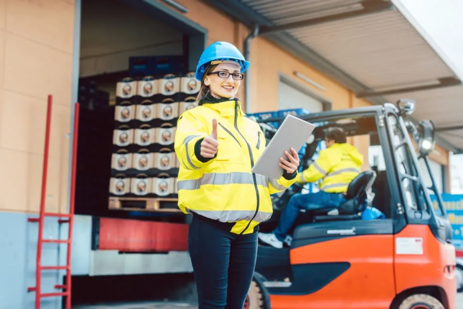 Manipulacja paletą z towarami za pomocą wózka widłowego - get-a-truck.pl