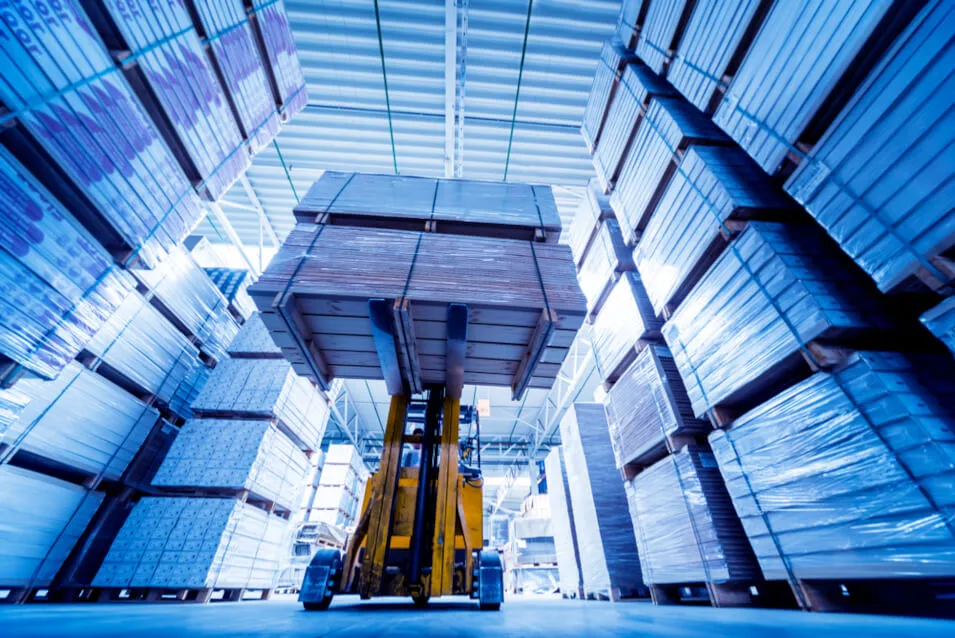 Wózek widłowy podczas pracy na magazynie - get-a-truck.pl