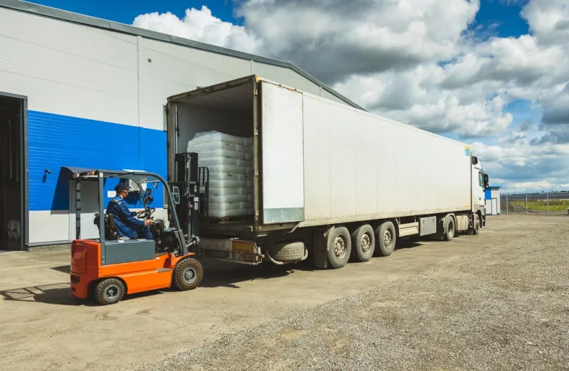 Rozładunek TIR-a wózkiem widłowym - get-a-truck.pl