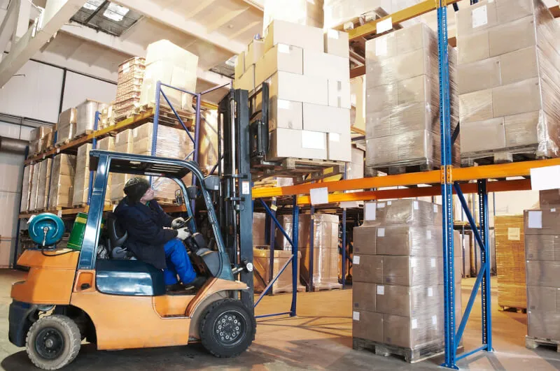 Wózek do kompletacji pionowej czołowy w trakcie manipulacji ładunkiem - get-a-truck.pl